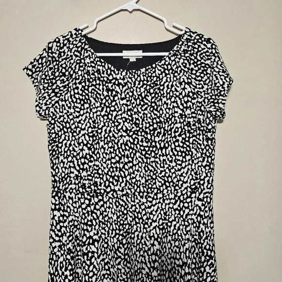 LOFT Short Sleeve Dress Women's Size 8 Black White Stretch Pullover Animal Print - Picture 3 of 8